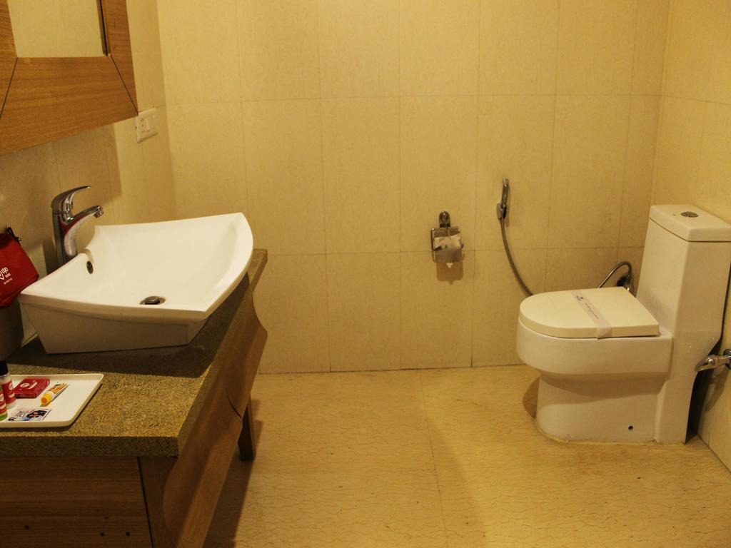 Oyo Premium Kaushambi Hotel Indirapuram Екстериор снимка